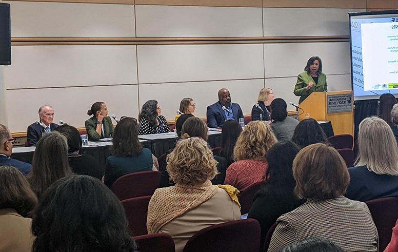 D.C. Court of Appeals Chief Judge Anna Blackburne-Rigsby (far left) opened the access to justice panel at the Judicial & 4月28日举行的澳门赌场官网大会.