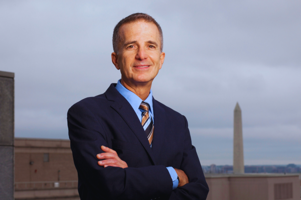 D.C. 酒吧 CEO Bob Spagnoletti standing in front of the Washington Monument.